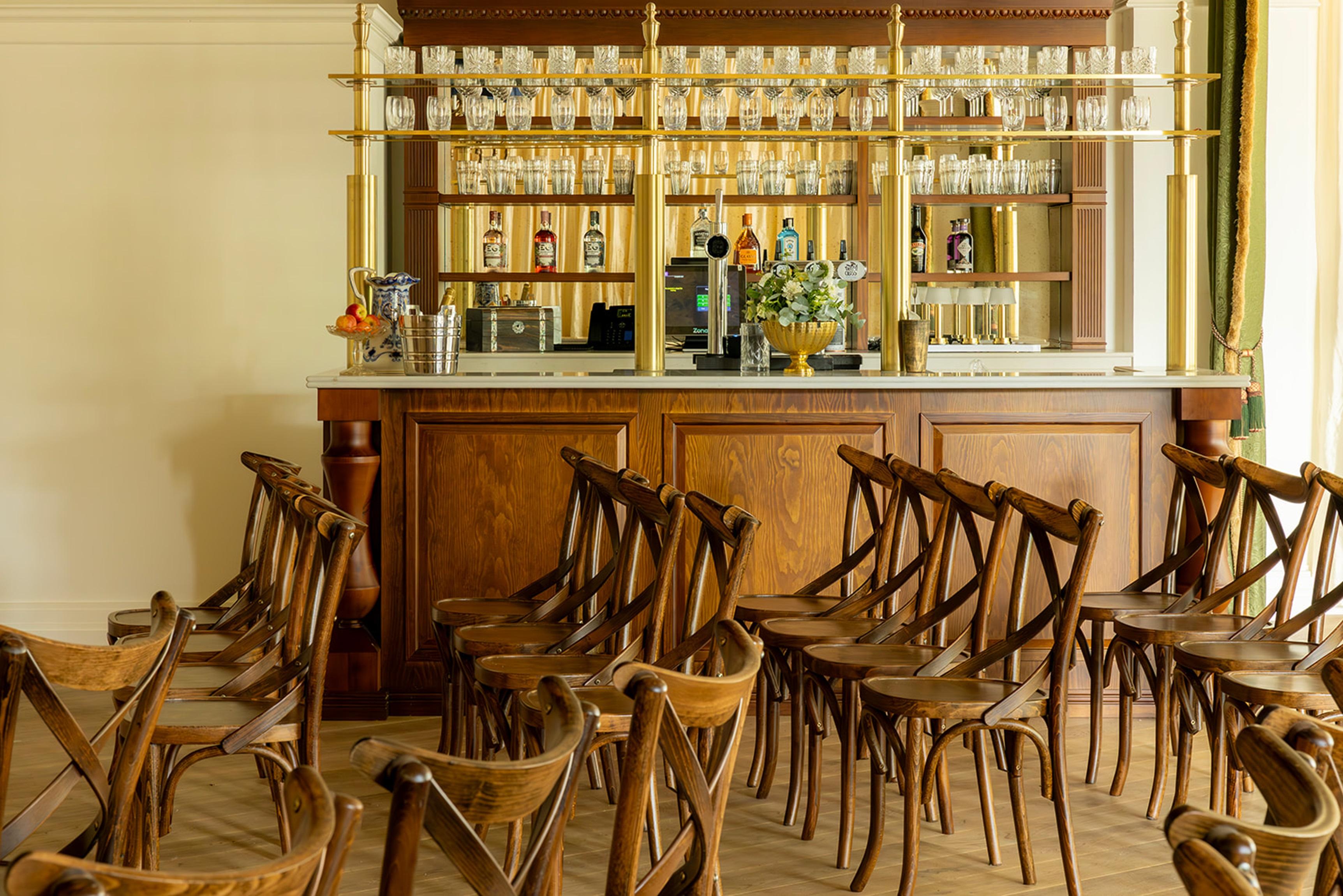 Dornoch Station Hotell Eksteriør bilde The bar at the Royal Automobile Club